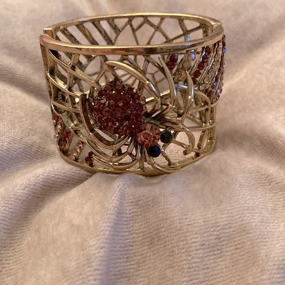 🕷️🕸️  Langston spider design hinge bangle bracelet/ antique gold plated finish - Picture 2 of 2